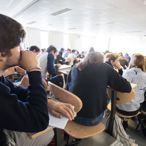 Différentes aides peuvent financer vos études à l'ICES : bourses étudiantes, prêt d'honneur...