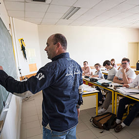 Apportez vos compétences et partager votre expérience auprès des étudiants de l’ICES en devenant chargé de cours.